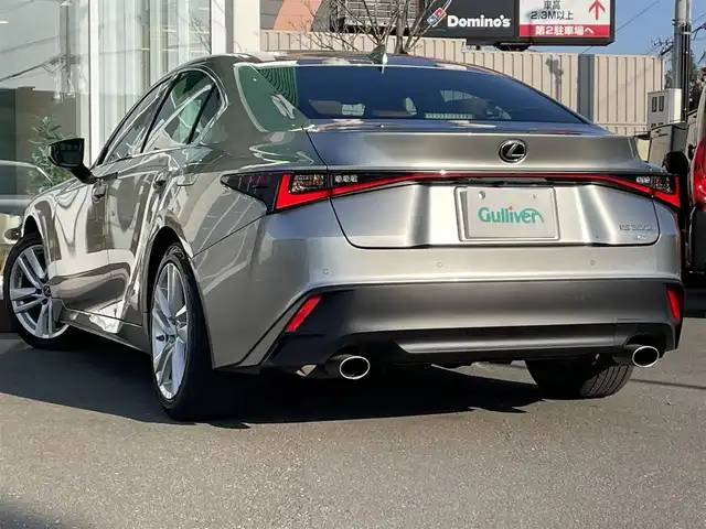 レクサス ＩＳ 300h バージョンL 道央・札幌 2022(令4)年 1.6万km ソニックチタニウム ・４WD/・法人ワンオーナー/・衝突軽減ブレーキ/・寒冷地仕様/・全方位カメラ/・純正ナビ/　CD＆BT＆USB＆TV/・バックカメラ/・コーナーセンサー/・レーンキープアシスト/・レザーシート/・パワーシート/・レーダークルーズコントロール/・シートヒーター/・ステアリングヒーター/・ワイパー熱線/・ミラーヒーター/・ブラインドスポットモニター/・パドルシフト/・MT付きAT/・ビルトインETC/・オートエアコン/・オートライト/・レインセンサーワイパー/・オートリトラミラー/・オートハイビーム/・AC100V/・プッシュスタート/・スマートキー/・前後ドライブレコーダー/・純正AW＆夏タイヤ積込/　235/40/19/・純正フロアマット/・ウィンカーミラー/・スペアキー