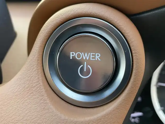 レクサス ＩＳ 300h バージョンL 道央・札幌 2022(令4)年 1.6万km ソニックチタニウム ・４WD/・法人ワンオーナー/・衝突軽減ブレーキ/・寒冷地仕様/・全方位カメラ/・純正ナビ/　CD＆BT＆USB＆TV/・バックカメラ/・コーナーセンサー/・レーンキープアシスト/・レザーシート/・パワーシート/・レーダークルーズコントロール/・シートヒーター/・ステアリングヒーター/・ワイパー熱線/・ミラーヒーター/・ブラインドスポットモニター/・パドルシフト/・MT付きAT/・ビルトインETC/・オートエアコン/・オートライト/・レインセンサーワイパー/・オートリトラミラー/・オートハイビーム/・AC100V/・プッシュスタート/・スマートキー/・前後ドライブレコーダー/・純正AW＆夏タイヤ積込/　235/40/19/・純正フロアマット/・ウィンカーミラー/・スペアキー