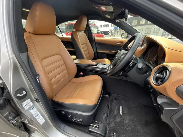 レクサス ＩＳ 300h バージョンL 道央・札幌 2022(令4)年 1.6万km ソニックチタニウム ・４WD/・法人ワンオーナー/・衝突軽減ブレーキ/・寒冷地仕様/・全方位カメラ/・純正ナビ/　CD＆BT＆USB＆TV/・バックカメラ/・コーナーセンサー/・レーンキープアシスト/・レザーシート/・パワーシート/・レーダークルーズコントロール/・シートヒーター/・ステアリングヒーター/・ワイパー熱線/・ミラーヒーター/・ブラインドスポットモニター/・パドルシフト/・MT付きAT/・ビルトインETC/・オートエアコン/・オートライト/・レインセンサーワイパー/・オートリトラミラー/・オートハイビーム/・AC100V/・プッシュスタート/・スマートキー/・前後ドライブレコーダー/・純正AW＆夏タイヤ積込/　235/40/19/・純正フロアマット/・ウィンカーミラー/・スペアキー