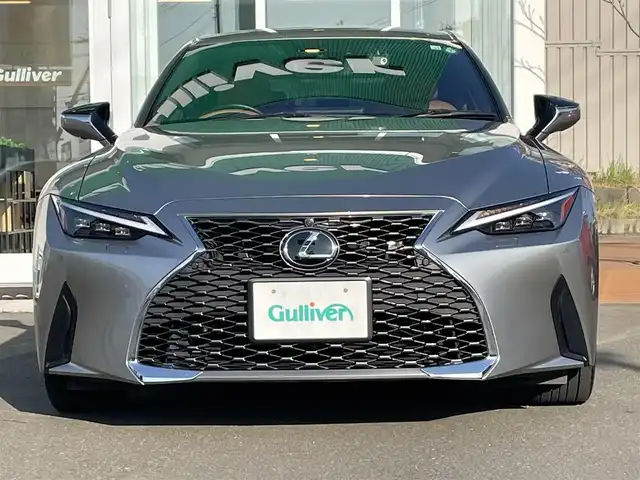 レクサス ＩＳ 300h バージョンL 道央・札幌 2022(令4)年 1.6万km ソニックチタニウム ・４WD/・法人ワンオーナー/・衝突軽減ブレーキ/・寒冷地仕様/・全方位カメラ/・純正ナビ/　CD＆BT＆USB＆TV/・バックカメラ/・コーナーセンサー/・レーンキープアシスト/・レザーシート/・パワーシート/・レーダークルーズコントロール/・シートヒーター/・ステアリングヒーター/・ワイパー熱線/・ミラーヒーター/・ブラインドスポットモニター/・パドルシフト/・MT付きAT/・ビルトインETC/・オートエアコン/・オートライト/・レインセンサーワイパー/・オートリトラミラー/・オートハイビーム/・AC100V/・プッシュスタート/・スマートキー/・前後ドライブレコーダー/・純正AW＆夏タイヤ積込/　235/40/19/・純正フロアマット/・ウィンカーミラー/・スペアキー