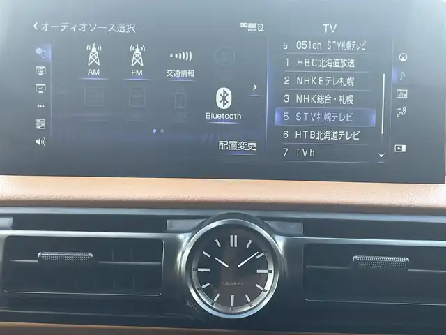 レクサス ＩＳ 300h バージョンL 道央・札幌 2022(令4)年 1.6万km ソニックチタニウム ・４WD/・法人ワンオーナー/・衝突軽減ブレーキ/・寒冷地仕様/・全方位カメラ/・純正ナビ/　CD＆BT＆USB＆TV/・バックカメラ/・コーナーセンサー/・レーンキープアシスト/・レザーシート/・パワーシート/・レーダークルーズコントロール/・シートヒーター/・ステアリングヒーター/・ワイパー熱線/・ミラーヒーター/・ブラインドスポットモニター/・パドルシフト/・MT付きAT/・ビルトインETC/・オートエアコン/・オートライト/・レインセンサーワイパー/・オートリトラミラー/・オートハイビーム/・AC100V/・プッシュスタート/・スマートキー/・前後ドライブレコーダー/・純正AW＆夏タイヤ積込/　235/40/19/・純正フロアマット/・ウィンカーミラー/・スペアキー