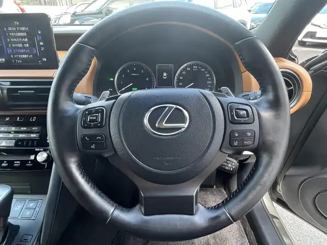 レクサス ＩＳ 300h バージョンL 道央・札幌 2022(令4)年 1.6万km ソニックチタニウム ・４WD/・法人ワンオーナー/・衝突軽減ブレーキ/・寒冷地仕様/・全方位カメラ/・純正ナビ/　CD＆BT＆USB＆TV/・バックカメラ/・コーナーセンサー/・レーンキープアシスト/・レザーシート/・パワーシート/・レーダークルーズコントロール/・シートヒーター/・ステアリングヒーター/・ワイパー熱線/・ミラーヒーター/・ブラインドスポットモニター/・パドルシフト/・MT付きAT/・ビルトインETC/・オートエアコン/・オートライト/・レインセンサーワイパー/・オートリトラミラー/・オートハイビーム/・AC100V/・プッシュスタート/・スマートキー/・前後ドライブレコーダー/・純正AW＆夏タイヤ積込/　235/40/19/・純正フロアマット/・ウィンカーミラー/・スペアキー