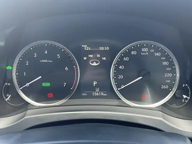 レクサス ＩＳ 300h バージョンL 道央・札幌 2022(令4)年 1.6万km ソニックチタニウム ・４WD/・法人ワンオーナー/・衝突軽減ブレーキ/・寒冷地仕様/・全方位カメラ/・純正ナビ/　CD＆BT＆USB＆TV/・バックカメラ/・コーナーセンサー/・レーンキープアシスト/・レザーシート/・パワーシート/・レーダークルーズコントロール/・シートヒーター/・ステアリングヒーター/・ワイパー熱線/・ミラーヒーター/・ブラインドスポットモニター/・パドルシフト/・MT付きAT/・ビルトインETC/・オートエアコン/・オートライト/・レインセンサーワイパー/・オートリトラミラー/・オートハイビーム/・AC100V/・プッシュスタート/・スマートキー/・前後ドライブレコーダー/・純正AW＆夏タイヤ積込/　235/40/19/・純正フロアマット/・ウィンカーミラー/・スペアキー