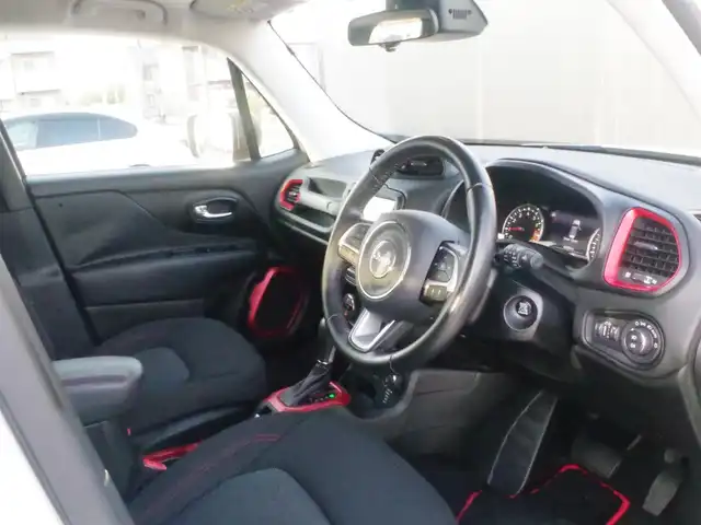 クライスラー・ジープ ジープ レネゲード トレイルホーク 岩手県 2016(平28)年 4.9万km 白 社外メモリナビ/フルセグTV/バックカメラ/ETC/レーンディパーチャー/ブラインドスポット/クルコン/360°ドラレコ/HIDライト/ルーフキャリア/ルーフラック/純正オーディオ移設（トランク下段）