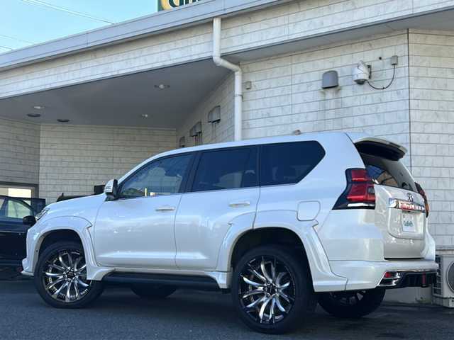 トヨタ ランドクルーザー プラド TX Lパッケージ 神奈川県 2022(令4)年 4.7万km ホワイトパールクリスタルシャイン ワンオーナー/サンルーフ/純正メーカーナビ(AM/FM/USB/BT/Miracast)/全方位カメラ/WALD スポイラー(F/S/R)/WALD 22インチアルミホイール/衝突被害軽減ブレーキ/レーンキープアシスト/ブラインドスポットモニター/クリアランスソナー/オートハイビーム/レーダークルーズコントロール/黒革シート/D/N席パワーシート/D/N席シートヒーター・エアコン/ビルトインETC2.0/ISOFIX/スペアキー×1/保証書/取扱説明書