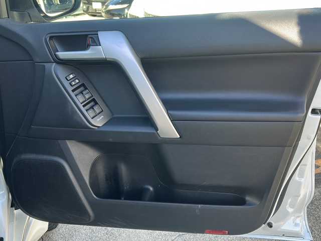 トヨタ ランドクルーザー プラド TX Lパッケージ 神奈川県 2022(令4)年 4.7万km ホワイトパールクリスタルシャイン ワンオーナー/サンルーフ/純正メーカーナビ(AM/FM/USB/BT/Miracast)/全方位カメラ/WALD スポイラー(F/S/R)/WALD 22インチアルミホイール/衝突被害軽減ブレーキ/レーンキープアシスト/ブラインドスポットモニター/クリアランスソナー/オートハイビーム/レーダークルーズコントロール/黒革シート/D/N席パワーシート/D/N席シートヒーター・エアコン/ビルトインETC2.0/ISOFIX/スペアキー×1/保証書/取扱説明書