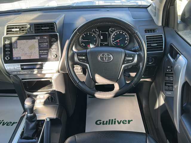 トヨタ ランドクルーザー プラド TX Lパッケージ 神奈川県 2022(令4)年 4.7万km ホワイトパールクリスタルシャイン ワンオーナー/サンルーフ/純正メーカーナビ(AM/FM/USB/BT/Miracast)/全方位カメラ/WALD スポイラー(F/S/R)/WALD 22インチアルミホイール/衝突被害軽減ブレーキ/レーンキープアシスト/ブラインドスポットモニター/クリアランスソナー/オートハイビーム/レーダークルーズコントロール/黒革シート/D/N席パワーシート/D/N席シートヒーター・エアコン/ビルトインETC2.0/ISOFIX/スペアキー×1/保証書/取扱説明書