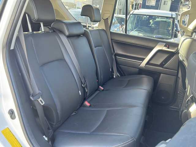 トヨタ ランドクルーザー プラド TX Lパッケージ 神奈川県 2022(令4)年 4.7万km ホワイトパールクリスタルシャイン ワンオーナー/サンルーフ/純正メーカーナビ(AM/FM/USB/BT/Miracast)/全方位カメラ/WALD スポイラー(F/S/R)/WALD 22インチアルミホイール/衝突被害軽減ブレーキ/レーンキープアシスト/ブラインドスポットモニター/クリアランスソナー/オートハイビーム/レーダークルーズコントロール/黒革シート/D/N席パワーシート/D/N席シートヒーター・エアコン/ビルトインETC2.0/ISOFIX/スペアキー×1/保証書/取扱説明書