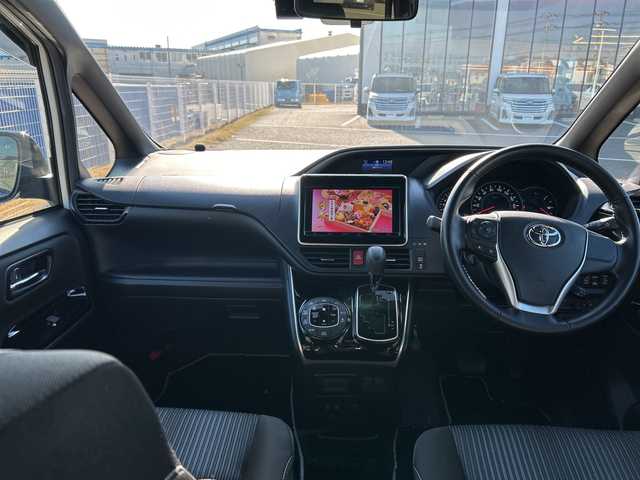 トヨタ ヴォクシー ZS 煌Ⅲ 千葉県 2020(令2)年 3.7万km ホワイトパールクリスタルシャイン 純正9インチナビ/(フルセグTV/BT/CD/DVD/FM/AM)/純正ドライブレコーダー/衝突被害軽減システム/車線逸脱警報/バックカメラ/クルーズコントロール/両側パワースライドドア/横滑り防止装置/ビルトインETC2.0/アイドリングストップ/LEDヘッドライト/フォグランプ/オートライト/ウィンカーミラー/電動格納ミラー/純正16インチAW/シートリフター/プッシュスタート/スマートキー/フロアマット