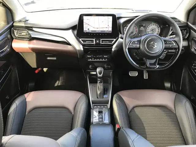 スズキ フロンクス 鳥取県 2024(令6)年 0.5万km パールⅡ ４・W・D/ツートンカラー/ルーフブラック/純正9インチナビ/フルセグ/BT/USB/HDMI/全方位モニター/スズキセーフティサポート/ブラインドスポットモニター/レーンキープアシスト/レーダークルーズコントロール/ヘッドアップディスプレイ/ETC/ドライブレコーダー/ハーフレザーシート/前席シートヒーター/置くだけ充電/LEDヘットライト/ハイビームアシスト/純正16インチアルミホイール/プッシュエンジンスタート/アイドリングストップ/スマートキー/フロアマット