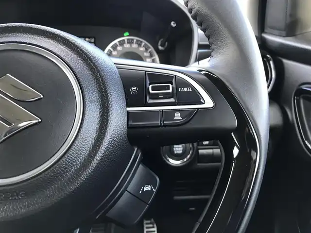 スズキ フロンクス 鳥取県 2024(令6)年 0.5万km パールⅡ ４・W・D/ツートンカラー/ルーフブラック/純正9インチナビ/フルセグ/BT/USB/HDMI/全方位モニター/スズキセーフティサポート/ブラインドスポットモニター/レーンキープアシスト/レーダークルーズコントロール/ヘッドアップディスプレイ/ETC/ドライブレコーダー/ハーフレザーシート/前席シートヒーター/置くだけ充電/LEDヘットライト/ハイビームアシスト/純正16インチアルミホイール/プッシュエンジンスタート/アイドリングストップ/スマートキー/フロアマット