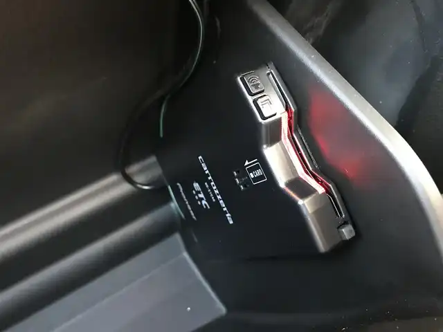 スズキ フロンクス 鳥取県 2024(令6)年 0.5万km パールⅡ ４・W・D/ツートンカラー/ルーフブラック/純正9インチナビ/フルセグ/BT/USB/HDMI/全方位モニター/スズキセーフティサポート/ブラインドスポットモニター/レーンキープアシスト/レーダークルーズコントロール/ヘッドアップディスプレイ/ETC/ドライブレコーダー/ハーフレザーシート/前席シートヒーター/置くだけ充電/LEDヘットライト/ハイビームアシスト/純正16インチアルミホイール/プッシュエンジンスタート/アイドリングストップ/スマートキー/フロアマット