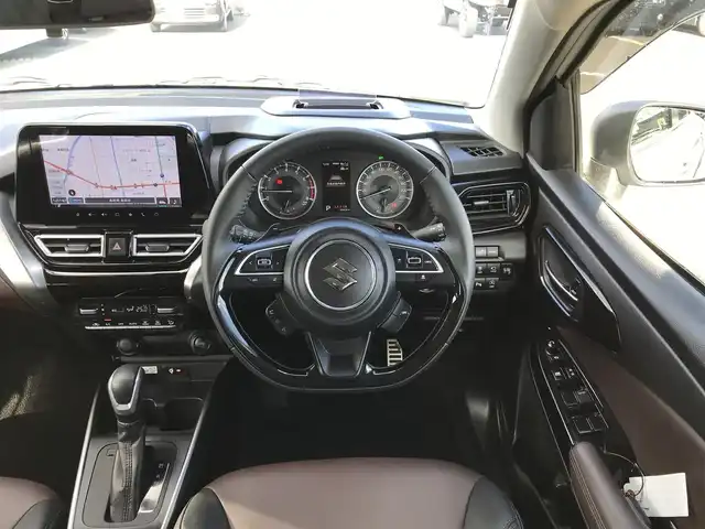 スズキ フロンクス 鳥取県 2024(令6)年 0.5万km パールⅡ ４・W・D/ツートンカラー/ルーフブラック/純正9インチナビ/フルセグ/BT/USB/HDMI/全方位モニター/スズキセーフティサポート/ブラインドスポットモニター/レーンキープアシスト/レーダークルーズコントロール/ヘッドアップディスプレイ/ETC/ドライブレコーダー/ハーフレザーシート/前席シートヒーター/置くだけ充電/LEDヘットライト/ハイビームアシスト/純正16インチアルミホイール/プッシュエンジンスタート/アイドリングストップ/スマートキー/フロアマット