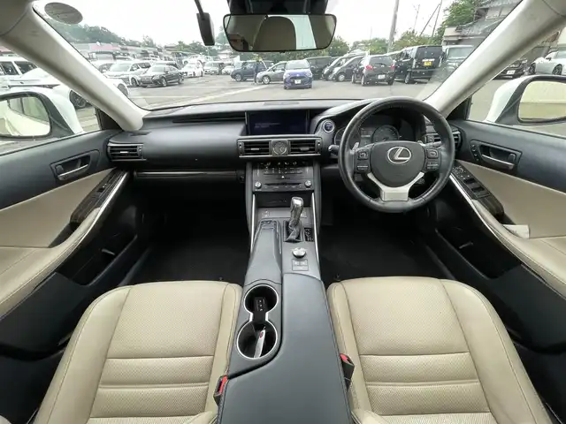 レクサス ＩＳ 300h バージョンL 愛媛県 2017(平29)年 3.6万km ソニッククォーツ 純正ナビ/フルセグ/バックカメラ/CD/DVD/BT/MSV/PCS/クリアランスソナー/LDA/レーダークルーズコントロール/MTモード付AT/ドラレコ/ETC2.0/シートベンチレーション/レザーシート/パワーシート/スマートキー/LEDヘッドライト/オートハイビーム/オートライト
