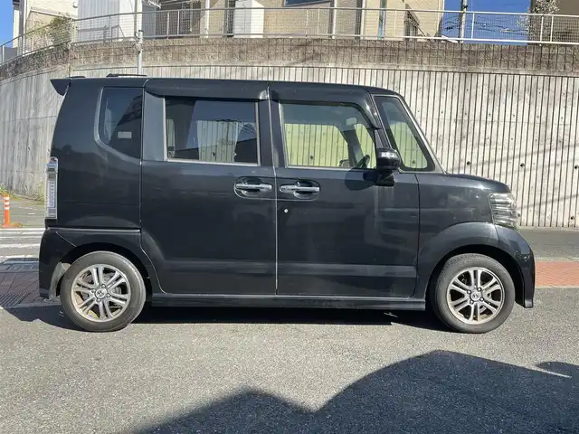 ホンダ Ｎ ＢＯＸ カスタム SSパッケージ 福岡県 2014(平26)年 9.3万km スマートブラック (株)IDOMが運営する【じしゃロン八幡西店】の自社ローン専用車両になります。こちらは現金またはオートローンご利用時の価格です。自社ローンご希望の方は別途その旨お申付け下さい/衝突軽減ブレーキ/両側パワースライドドア/社外ナビ/バックカメラ/HID/オートライト/ドアバイザー/フロアマット