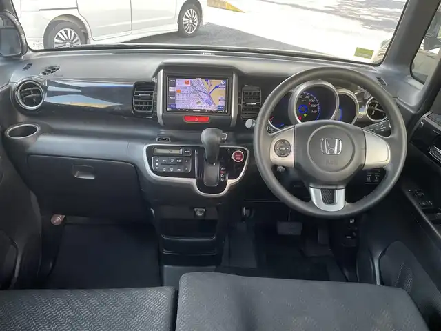 ホンダ Ｎ ＢＯＸ カスタム SSパッケージ 福岡県 2014(平26)年 9.3万km スマートブラック (株)IDOMが運営する【じしゃロン八幡西店】の自社ローン専用車両になります。こちらは現金またはオートローンご利用時の価格です。自社ローンご希望の方は別途その旨お申付け下さい/衝突軽減ブレーキ/両側パワースライドドア/社外ナビ/バックカメラ/HID/オートライト/ドアバイザー/フロアマット