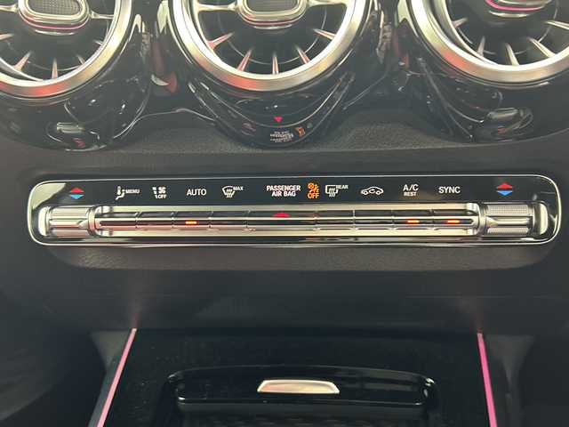 メルセデス・ベンツ ＧＬＢ２００ｄ AMGライン 三重県 2020(令2)年 1.1万km 黒 メーカーオプションナビ/フルセグＴＶ/Bluetoothオーディオ/３６０°カメラシステム/ビルトインETC/パノラミックスライディングルーフ/LEDヘッドライト/前後録画ドライブレコーダー/自動開閉テールゲート/シートヒーター/キーレスゴー