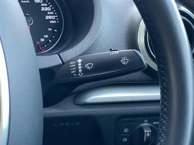 アウディ Ａ３ セダン 1．4 TFSI 山梨県 2015(平27)年 1.3万km グレイシアホワイトメタリック ワンオーナー/レザーパッケージ/コンビニエンスパッケージ/Audiプレセンス/ACC/前後コーナーセンサー/純正MMI/バックカメラ/CD/DVD/フルセグ/Bluetooth/ETC/キセノン/純正16インチAW
