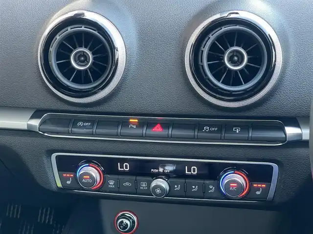 アウディ Ａ３ セダン 1．4 TFSI 山梨県 2015(平27)年 1.3万km グレイシアホワイトメタリック ワンオーナー/レザーパッケージ/コンビニエンスパッケージ/Audiプレセンス/ACC/前後コーナーセンサー/純正MMI/バックカメラ/CD/DVD/フルセグ/Bluetooth/ETC/キセノン/純正16インチAW