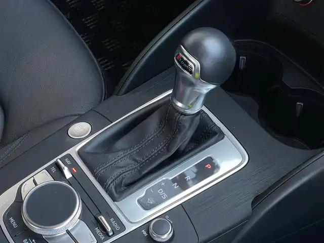 アウディ Ａ３ セダン 1．4 TFSI 山梨県 2015(平27)年 1.3万km グレイシアホワイトメタリック ワンオーナー/レザーパッケージ/コンビニエンスパッケージ/Audiプレセンス/ACC/前後コーナーセンサー/純正MMI/バックカメラ/CD/DVD/フルセグ/Bluetooth/ETC/キセノン/純正16インチAW