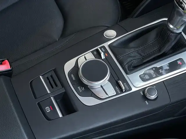 アウディ Ａ３ セダン 1．4 TFSI 山梨県 2015(平27)年 1.3万km グレイシアホワイトメタリック ワンオーナー/レザーパッケージ/コンビニエンスパッケージ/Audiプレセンス/ACC/前後コーナーセンサー/純正MMI/バックカメラ/CD/DVD/フルセグ/Bluetooth/ETC/キセノン/純正16インチAW