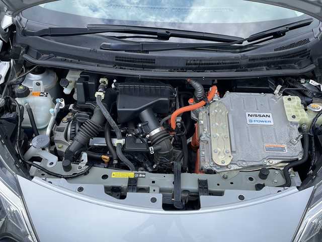 日産 ノート e－パワー X Vセレクション 山口県 2020(令2)年 4.8万km ブリリアントシルバー 純正ナビ【MJ320D-W】/・フルセグテレビ/・Bluetooth機能/・AM/FMラジオ/・CD/DVD再生/・iPod接続/・USB/AUX入力/・SD　Audio/・交通情報/バックカメラ/全周囲カメラ/ドライブレコーダー/スマートキー×２/プッシュスタート/純正15インチアルミホイール/スタットレスタイヤ付き/取扱説明書/インテリジェントエマージェンシーブレーキ/車線逸脱警告/踏み間違い衝突防止アシスト/エンジンイモビライザー/車両接近通報装置/横滑り防止装置/盗難防止装置