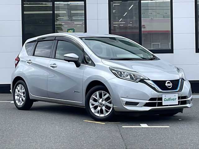 日産 ノート e－パワー X Vセレクション 山口県 2020(令2)年 4.8万km ブリリアントシルバー 純正ナビ【MJ320D-W】/・フルセグテレビ/・Bluetooth機能/・AM/FMラジオ/・CD/DVD再生/・iPod接続/・USB/AUX入力/・SD　Audio/・交通情報/バックカメラ/全周囲カメラ/ドライブレコーダー/スマートキー×２/プッシュスタート/純正15インチアルミホイール/スタットレスタイヤ付き/取扱説明書/インテリジェントエマージェンシーブレーキ/車線逸脱警告/踏み間違い衝突防止アシスト/エンジンイモビライザー/車両接近通報装置/横滑り防止装置/盗難防止装置