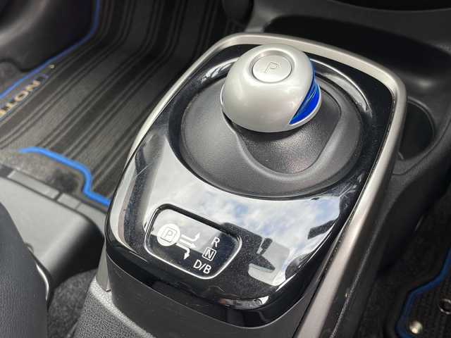 日産 ノート e－パワー X Vセレクション 山口県 2020(令2)年 4.8万km ブリリアントシルバー 純正ナビ【MJ320D-W】/・フルセグテレビ/・Bluetooth機能/・AM/FMラジオ/・CD/DVD再生/・iPod接続/・USB/AUX入力/・SD　Audio/・交通情報/バックカメラ/全周囲カメラ/ドライブレコーダー/スマートキー×２/プッシュスタート/純正15インチアルミホイール/スタットレスタイヤ付き/取扱説明書/インテリジェントエマージェンシーブレーキ/車線逸脱警告/踏み間違い衝突防止アシスト/エンジンイモビライザー/車両接近通報装置/横滑り防止装置/盗難防止装置