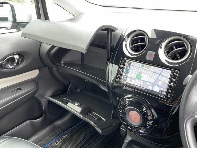 日産 ノート e－パワー X Vセレクション 山口県 2020(令2)年 4.8万km ブリリアントシルバー 純正ナビ【MJ320D-W】/・フルセグテレビ/・Bluetooth機能/・AM/FMラジオ/・CD/DVD再生/・iPod接続/・USB/AUX入力/・SD　Audio/・交通情報/バックカメラ/全周囲カメラ/ドライブレコーダー/スマートキー×２/プッシュスタート/純正15インチアルミホイール/スタットレスタイヤ付き/取扱説明書/インテリジェントエマージェンシーブレーキ/車線逸脱警告/踏み間違い衝突防止アシスト/エンジンイモビライザー/車両接近通報装置/横滑り防止装置/盗難防止装置