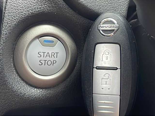 日産 ノート e－パワー X Vセレクション 山口県 2020(令2)年 4.8万km ブリリアントシルバー 純正ナビ【MJ320D-W】/・フルセグテレビ/・Bluetooth機能/・AM/FMラジオ/・CD/DVD再生/・iPod接続/・USB/AUX入力/・SD　Audio/・交通情報/バックカメラ/全周囲カメラ/ドライブレコーダー/スマートキー×２/プッシュスタート/純正15インチアルミホイール/スタットレスタイヤ付き/取扱説明書/インテリジェントエマージェンシーブレーキ/車線逸脱警告/踏み間違い衝突防止アシスト/エンジンイモビライザー/車両接近通報装置/横滑り防止装置/盗難防止装置