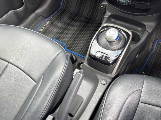 日産 ノート e－パワー X Vセレクション 山口県 2020(令2)年 4.8万km ブリリアントシルバー 純正ナビ【MJ320D-W】/・フルセグテレビ/・Bluetooth機能/・AM/FMラジオ/・CD/DVD再生/・iPod接続/・USB/AUX入力/・SD　Audio/・交通情報/バックカメラ/全周囲カメラ/ドライブレコーダー/スマートキー×２/プッシュスタート/純正15インチアルミホイール/スタットレスタイヤ付き/取扱説明書/インテリジェントエマージェンシーブレーキ/車線逸脱警告/踏み間違い衝突防止アシスト/エンジンイモビライザー/車両接近通報装置/横滑り防止装置/盗難防止装置