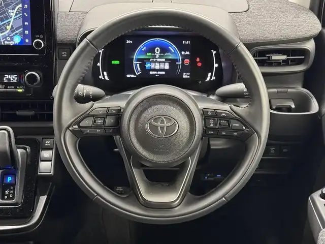 トヨタ シエンタ ハイブリッド Z 三重県 2022(令4)年 1.1万km ホワイトパールクリスタルシャイン ハイブリッド/FF/インパネCVT/純正 8インチ『ディスプレイオーディオplus』（ナビ付）/（AM/FM/USB/iPod/Bluetooth/Miracast/CarPlay/AndroidAuto）/【OP】パノラミックビューモニター/両側ハンズフリーパワースライドドア/ドライブレコーダー 前方（ナビ連動）/ETC2.0/Toyota Safety Sense/・プリクラッシュセーフティ/・レーンディパーチャーアラート/・レーダークルーズ（停止保持機能有）/・ブラインドスポットモニター/・プロアクティブドライビングアシスト/・インテリジェントクリアランスソナー（パーキングサポートブレーキ［PKSB］静止物＋後方接近車両）/・リヤクロストラフィックアラート/・ロードサインアシスト/・アダプティブハイビームシステム/・休憩提案機能/など/装備/・【OP】AC100Vアクセサリーコンセント（非常時給電機能付）/・オートエアコン/・オートライト/・LEDヘッドランプ/・ステアリングスイッチ/・充電用USBジャック（USB-Ax1、USB-Cx3）/・【OP】純正15inAW/・プッシュスタート、スマートキーx1/など