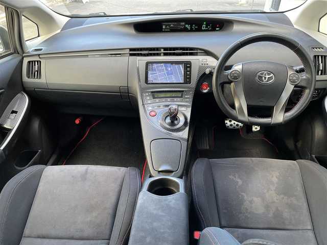 トヨタ プリウス S ツーリングセレ G’s 道央・札幌 2014(平26)年 10.9万km ホワイトパールクリスタルシャイン 登録時走行距離108642km/　ワンオーナー　/純正SDナビ(CD/DVD/FM/AM/SD/BT)/フルセグ（走行中視聴可能）/バックカメラ/ウィンカーミラー/ドアバイザー/プッシュスタート/ビルトインETC/スペアキー×１/純正エンジンスターター/純正フロアマット/横滑り防止装置/盗難防止装置/オートライト/フォグランプ/リアフォグランプ/フロントデアイサースイッチ/ステアリングスイッチ/革巻きステアリング/ワイパー間欠時間コントローラー/イルミネーションコントロール/PWR・ECO・EV MODEスイッチ/オーバーヘッドコンソール/電動格納ミラー/バニティミラー