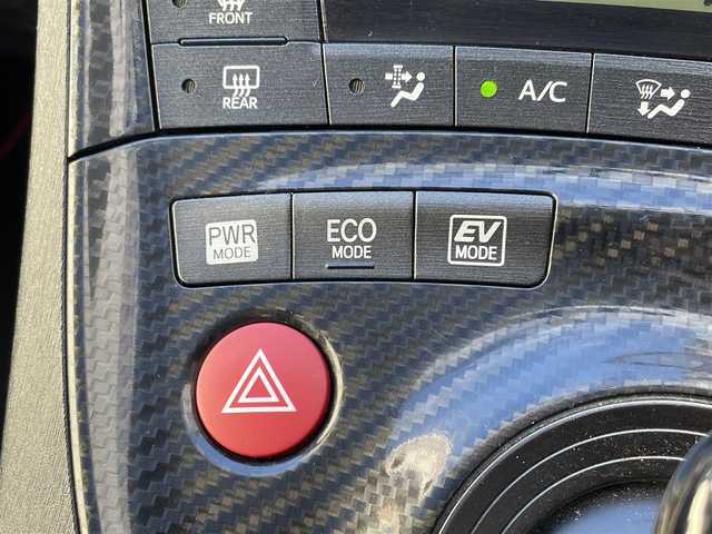 トヨタ プリウス S ツーリングセレ G’s 道央・札幌 2014(平26)年 10.9万km ホワイトパールクリスタルシャイン 登録時走行距離108642km/　ワンオーナー　/純正SDナビ(CD/DVD/FM/AM/SD/BT)/フルセグ（走行中視聴可能）/バックカメラ/ウィンカーミラー/ドアバイザー/プッシュスタート/ビルトインETC/スペアキー×１/純正エンジンスターター/純正フロアマット/横滑り防止装置/盗難防止装置/オートライト/フォグランプ/リアフォグランプ/フロントデアイサースイッチ/ステアリングスイッチ/革巻きステアリング/ワイパー間欠時間コントローラー/イルミネーションコントロール/PWR・ECO・EV MODEスイッチ/オーバーヘッドコンソール/電動格納ミラー/バニティミラー