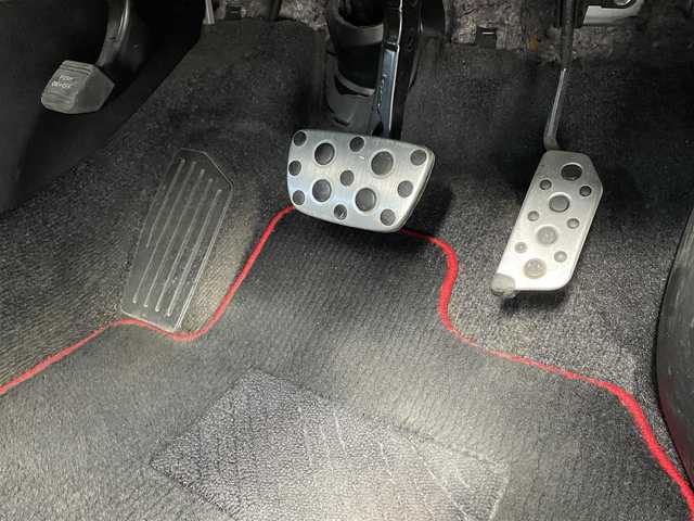 トヨタ プリウス S ツーリングセレ G’s 道央・札幌 2014(平26)年 10.9万km ホワイトパールクリスタルシャイン 登録時走行距離108642km/　ワンオーナー　/純正SDナビ(CD/DVD/FM/AM/SD/BT)/フルセグ（走行中視聴可能）/バックカメラ/ウィンカーミラー/ドアバイザー/プッシュスタート/ビルトインETC/スペアキー×１/純正エンジンスターター/純正フロアマット/横滑り防止装置/盗難防止装置/オートライト/フォグランプ/リアフォグランプ/フロントデアイサースイッチ/ステアリングスイッチ/革巻きステアリング/ワイパー間欠時間コントローラー/イルミネーションコントロール/PWR・ECO・EV MODEスイッチ/オーバーヘッドコンソール/電動格納ミラー/バニティミラー