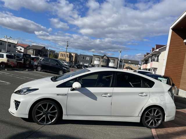 トヨタ プリウス S ツーリングセレ G’s 道央・札幌 2014(平26)年 10.9万km ホワイトパールクリスタルシャイン 登録時走行距離108642km/　ワンオーナー　/純正SDナビ(CD/DVD/FM/AM/SD/BT)/フルセグ（走行中視聴可能）/バックカメラ/ウィンカーミラー/ドアバイザー/プッシュスタート/ビルトインETC/スペアキー×１/純正エンジンスターター/純正フロアマット/横滑り防止装置/盗難防止装置/オートライト/フォグランプ/リアフォグランプ/フロントデアイサースイッチ/ステアリングスイッチ/革巻きステアリング/ワイパー間欠時間コントローラー/イルミネーションコントロール/PWR・ECO・EV MODEスイッチ/オーバーヘッドコンソール/電動格納ミラー/バニティミラー