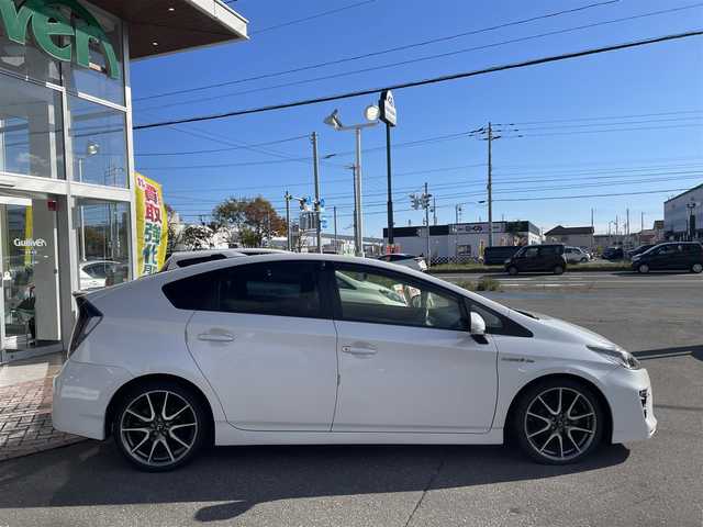 トヨタ プリウス S ツーリングセレ G’s 道央・札幌 2014(平26)年 10.9万km ホワイトパールクリスタルシャイン 登録時走行距離108642km/　ワンオーナー　/純正SDナビ(CD/DVD/FM/AM/SD/BT)/フルセグ（走行中視聴可能）/バックカメラ/ウィンカーミラー/ドアバイザー/プッシュスタート/ビルトインETC/スペアキー×１/純正エンジンスターター/純正フロアマット/横滑り防止装置/盗難防止装置/オートライト/フォグランプ/リアフォグランプ/フロントデアイサースイッチ/ステアリングスイッチ/革巻きステアリング/ワイパー間欠時間コントローラー/イルミネーションコントロール/PWR・ECO・EV MODEスイッチ/オーバーヘッドコンソール/電動格納ミラー/バニティミラー