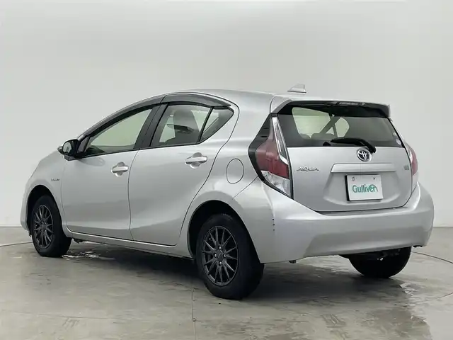 トヨタ アクア L 富山県 2015(平27)年 6.5万km シルバーM 純正ナビ【NSCP-W64】/（AM/FM/CD/SD/AUX/BT）/ワンセグTV/鉄チン付き冬タイヤ積込/横滑り防止装置/ビルトインETC/社外フロアマット/リモコンキー/オートエアコン/ドアバイザー