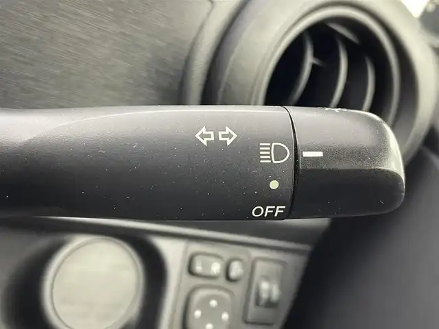 トヨタ アクア L 富山県 2015(平27)年 6.5万km シルバーM 純正ナビ【NSCP-W64】/（AM/FM/CD/SD/AUX/BT）/ワンセグTV/鉄チン付き冬タイヤ積込/横滑り防止装置/ビルトインETC/社外フロアマット/リモコンキー/オートエアコン/ドアバイザー