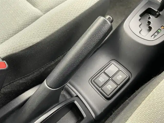 トヨタ アクア L 富山県 2015(平27)年 6.5万km シルバーM 純正ナビ【NSCP-W64】/（AM/FM/CD/SD/AUX/BT）/ワンセグTV/鉄チン付き冬タイヤ積込/横滑り防止装置/ビルトインETC/社外フロアマット/リモコンキー/オートエアコン/ドアバイザー