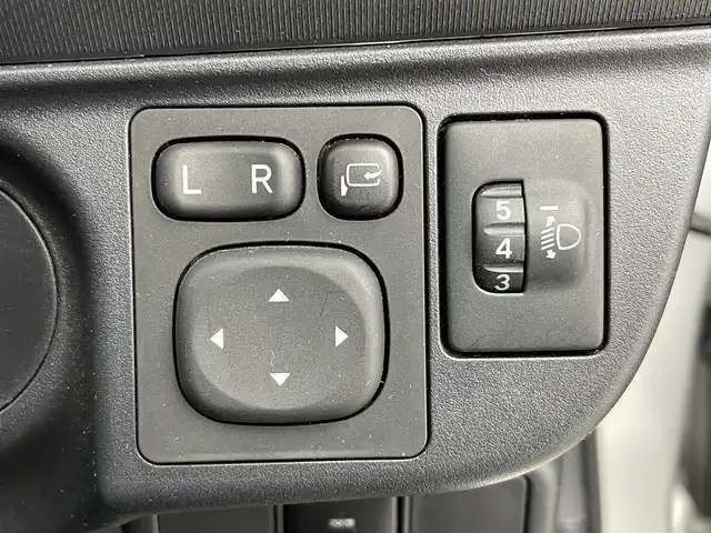 トヨタ アクア L 富山県 2015(平27)年 6.5万km シルバーM 純正ナビ【NSCP-W64】/（AM/FM/CD/SD/AUX/BT）/ワンセグTV/鉄チン付き冬タイヤ積込/横滑り防止装置/ビルトインETC/社外フロアマット/リモコンキー/オートエアコン/ドアバイザー