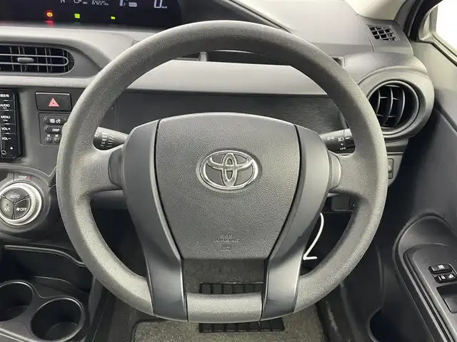 トヨタ アクア L 富山県 2015(平27)年 6.5万km シルバーM 純正ナビ【NSCP-W64】/（AM/FM/CD/SD/AUX/BT）/ワンセグTV/鉄チン付き冬タイヤ積込/横滑り防止装置/ビルトインETC/社外フロアマット/リモコンキー/オートエアコン/ドアバイザー