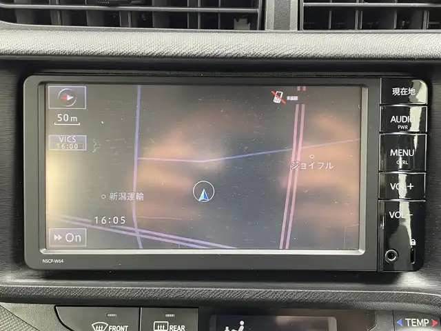 トヨタ アクア L 富山県 2015(平27)年 6.5万km シルバーM 純正ナビ【NSCP-W64】/（AM/FM/CD/SD/AUX/BT）/ワンセグTV/鉄チン付き冬タイヤ積込/横滑り防止装置/ビルトインETC/社外フロアマット/リモコンキー/オートエアコン/ドアバイザー