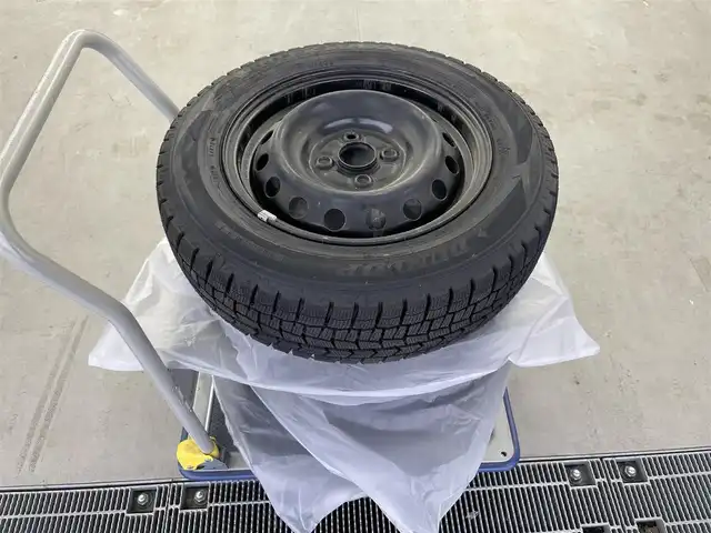 トヨタ アクア L 富山県 2015(平27)年 6.5万km シルバーM 純正ナビ【NSCP-W64】/（AM/FM/CD/SD/AUX/BT）/ワンセグTV/鉄チン付き冬タイヤ積込/横滑り防止装置/ビルトインETC/社外フロアマット/リモコンキー/オートエアコン/ドアバイザー