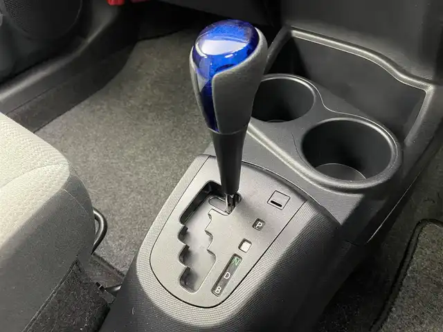 トヨタ アクア L 富山県 2015(平27)年 6.5万km シルバーM 純正ナビ【NSCP-W64】/（AM/FM/CD/SD/AUX/BT）/ワンセグTV/鉄チン付き冬タイヤ積込/横滑り防止装置/ビルトインETC/社外フロアマット/リモコンキー/オートエアコン/ドアバイザー