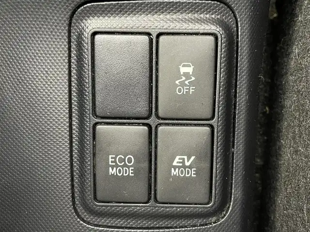 トヨタ アクア L 富山県 2015(平27)年 6.5万km シルバーM 純正ナビ【NSCP-W64】/（AM/FM/CD/SD/AUX/BT）/ワンセグTV/鉄チン付き冬タイヤ積込/横滑り防止装置/ビルトインETC/社外フロアマット/リモコンキー/オートエアコン/ドアバイザー