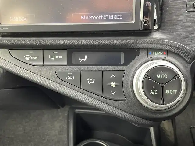 トヨタ アクア L 富山県 2015(平27)年 6.5万km シルバーM 純正ナビ【NSCP-W64】/（AM/FM/CD/SD/AUX/BT）/ワンセグTV/鉄チン付き冬タイヤ積込/横滑り防止装置/ビルトインETC/社外フロアマット/リモコンキー/オートエアコン/ドアバイザー