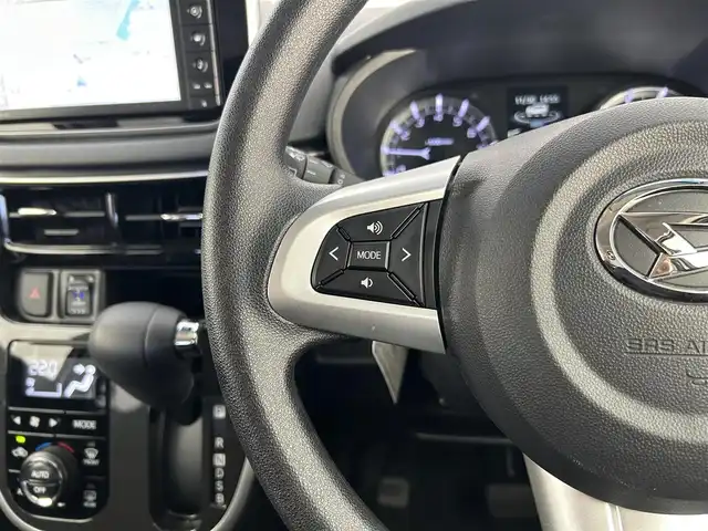 ダイハツ ムーヴ カスタム X VS SAⅢ 千葉県 2022(令4)年 0.5万km ブライトシルバーメタリック 禁煙車/ワンオーナー/スマートアシストIII/・衝突回避支援ブレーキ機能/・衝突警報機能/・車線逸脱警報機能/・誤発進抑制制御機能/・先行車発進お知らせ機能/・オートハイビーム/純正７インチナビ/CD/DVD/Bluetooth/フルセグ/アラウンドビューモニター/シートヒーター/純正14インチアルミホイール/純正フロアマット/ドアバイザー/オートエアコン/アイドリングストップ/USBポート/プッシュスタート/スマートキー/取扱説明書