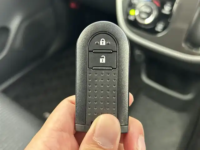 ダイハツ ムーヴ カスタム X VS SAⅢ 千葉県 2022(令4)年 0.5万km ブライトシルバーメタリック 禁煙車/ワンオーナー/スマートアシストIII/・衝突回避支援ブレーキ機能/・衝突警報機能/・車線逸脱警報機能/・誤発進抑制制御機能/・先行車発進お知らせ機能/・オートハイビーム/純正７インチナビ/CD/DVD/Bluetooth/フルセグ/アラウンドビューモニター/シートヒーター/純正14インチアルミホイール/純正フロアマット/ドアバイザー/オートエアコン/アイドリングストップ/USBポート/プッシュスタート/スマートキー/取扱説明書