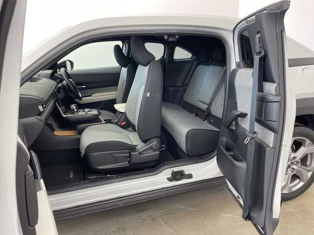 マツダ ＭＸ－３０ 兵庫県 2021(令3)年 2.3万km セラミックM ・純正ナビ/Bluetooth/TV/USB/HDMI/・全方位カメラ/・BOSEサウンド/・スマートブレーキサポート/・スマートブレーキサポート（後進時）/・レーンキープアシストシステム/・車線逸脱警報システム/・前側方接近車両検知/・後側方接近車両検知/・ブラインドスポットモニター/・緊急時車線維持支援/・ドライバーモニタリング/・コーナーセンサー/・ヘッドアップディスプレイ/・ステアリングスイッチ/・パドルシフト/・ステアリングヒーター/・前席シートヒーター/・運転席パワーシート/・社外前後ドライブレコーダー/・LEDヘッドライト/・スマートキー/・純正アルミホイールタイヤ